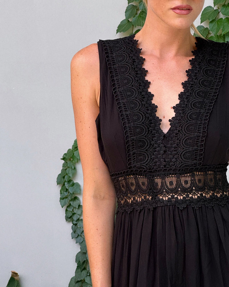 Lina – Robe longue en dentelle, col V, sans manches, élégante et fluide