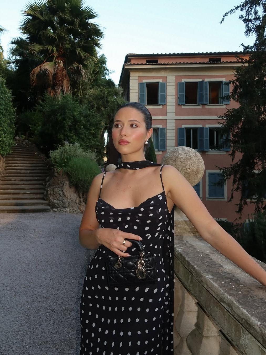Dolysa – robe longue noire à pois crème et volants romantiques