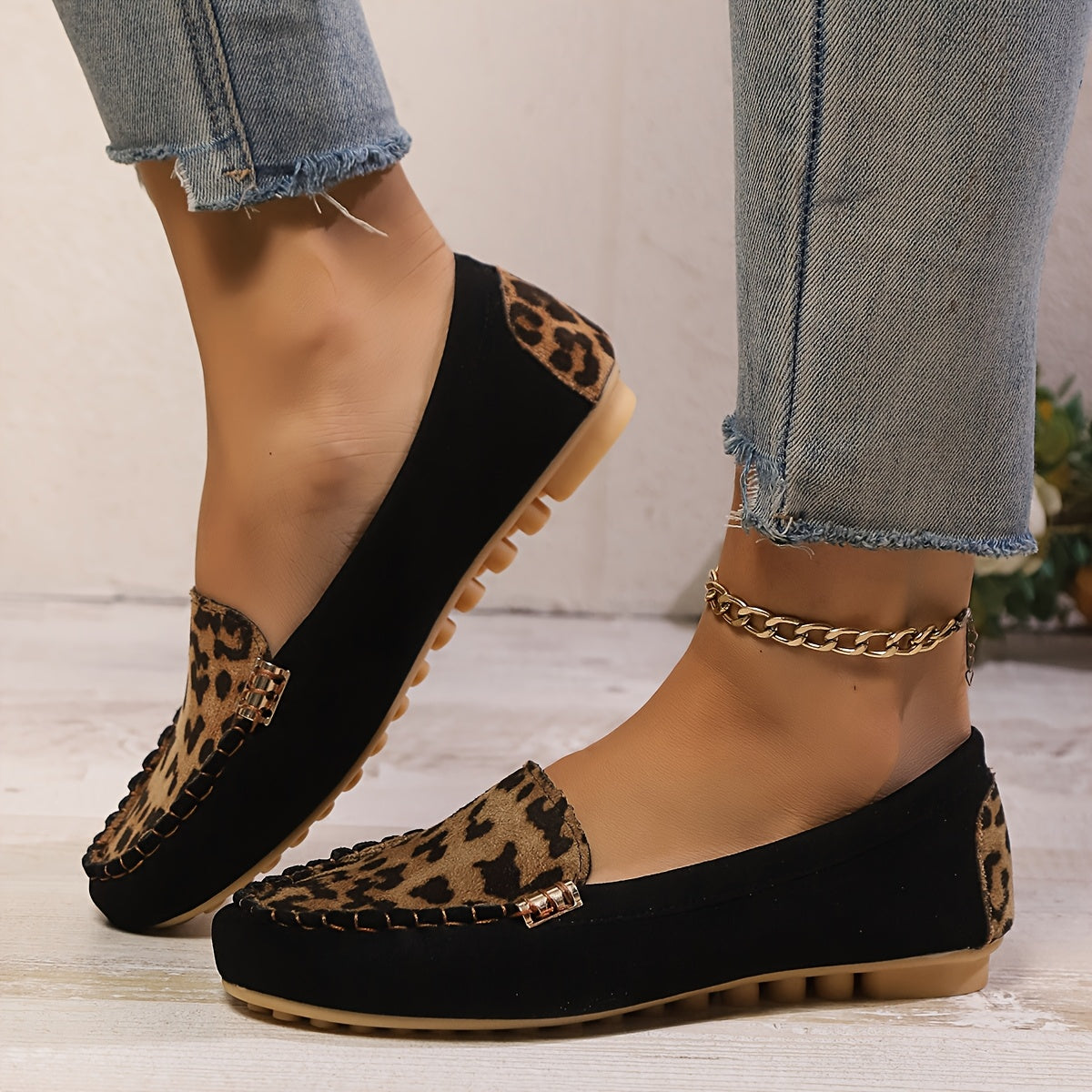 Calie – Mocassins femme confort en suédine noire et imprimé léopard