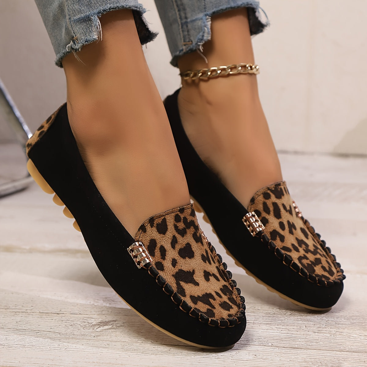Calie – Mocassins femme confort en suédine noire et imprimé léopard