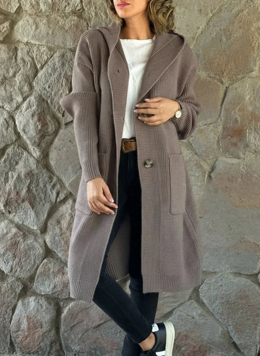 Manteau Liora – Long Gilet à Capuche en Maille Unie