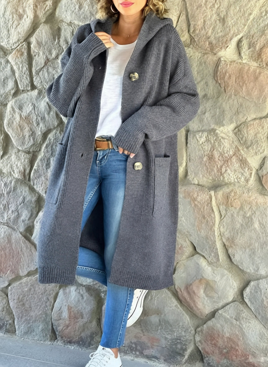 Manteau Liora – Long Gilet à Capuche en Maille Unie