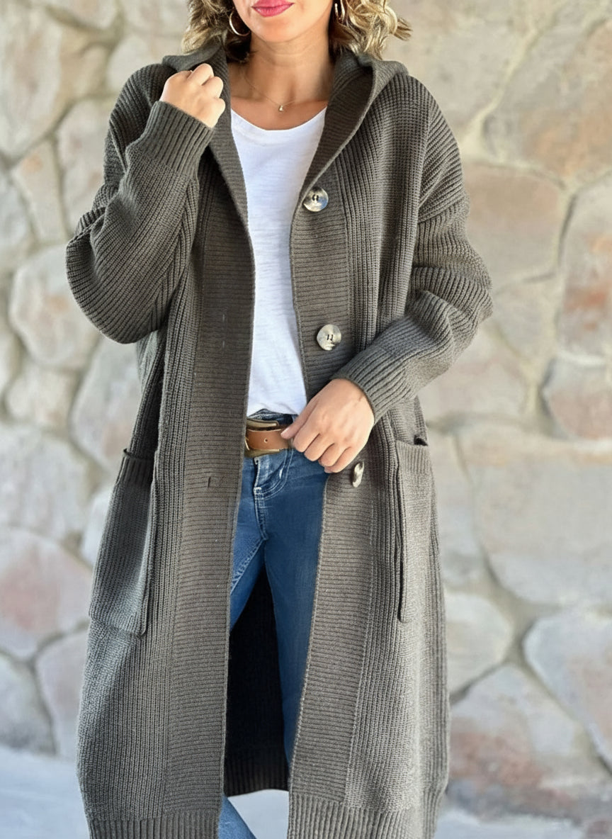 Manteau Liora – Long Gilet à Capuche en Maille Unie