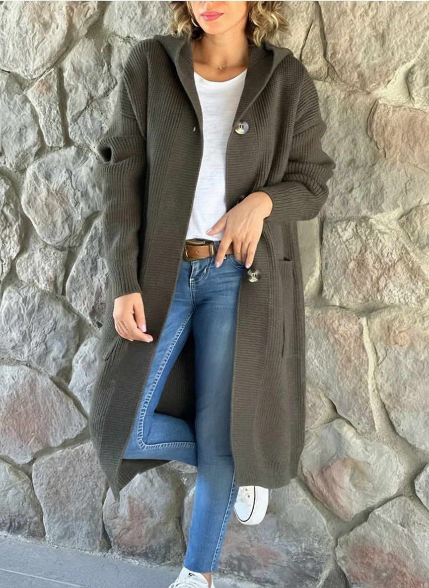 Manteau Liora – Long Gilet à Capuche en Maille Unie